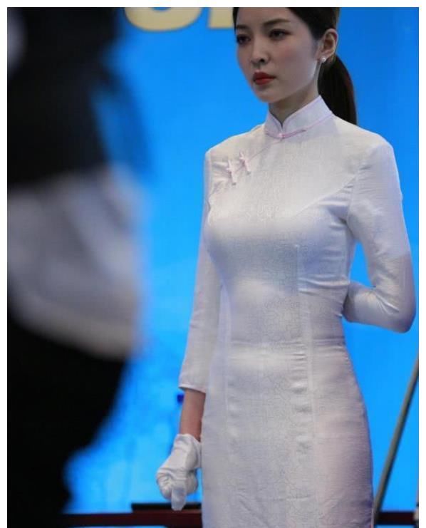 『 王钟瑶』穿旗袍亮相瑞士赛场，网友：尽显东方美，中国女裁判凭身材爆红