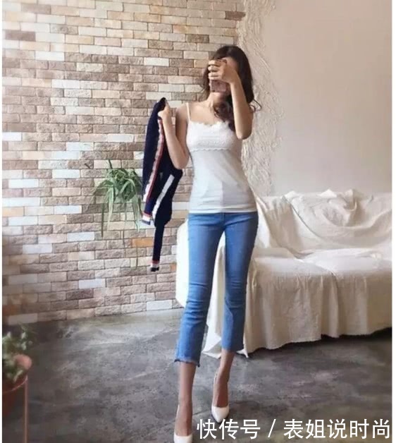 个性十足的小姐姐身穿牛仔裤，展现出的高挑的身材引人瞩目！