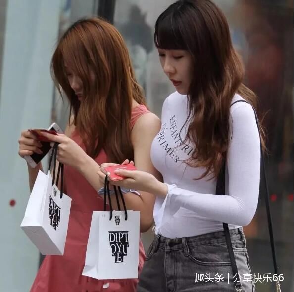 街拍：气质小姐姐，紧身装秀出迷人小蛮腰，让人羡慕！