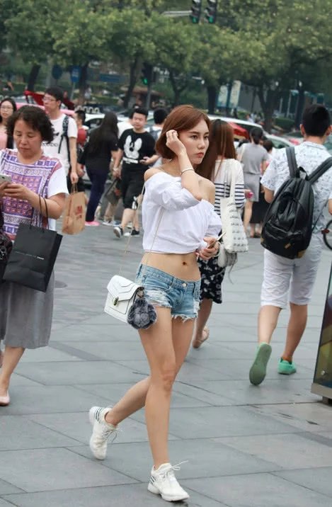 超短牛仔裤搭配一字肩，大胆奔放的性格，很多阿姨都接受不了