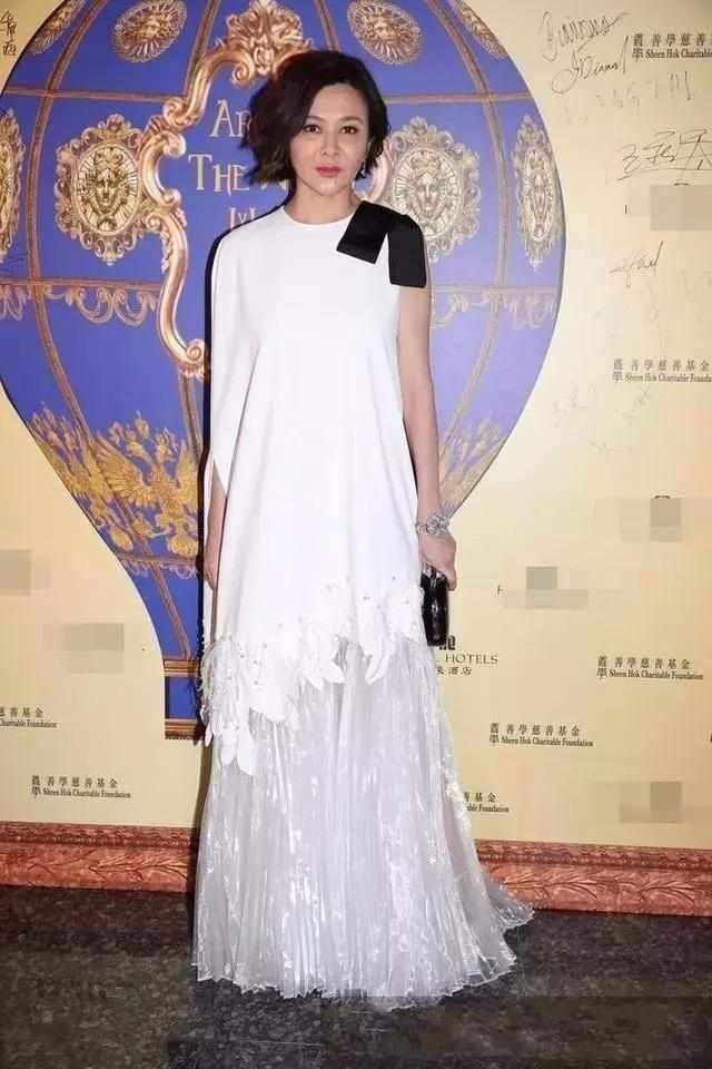 穿个深V裙算什么，关之琳裙口的图案那才叫惊艳！