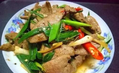  [炒出来的猪肝]这菜，贫血的人要多吃，补血最厉害，对眼睛好，4块钱能炒一大盘！