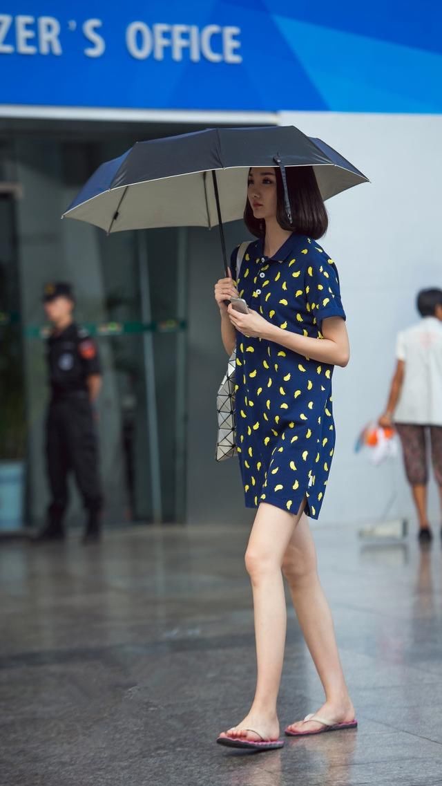 街拍路人，夏天再炎热也挡不住美女们追赶时尚潮流的脚步