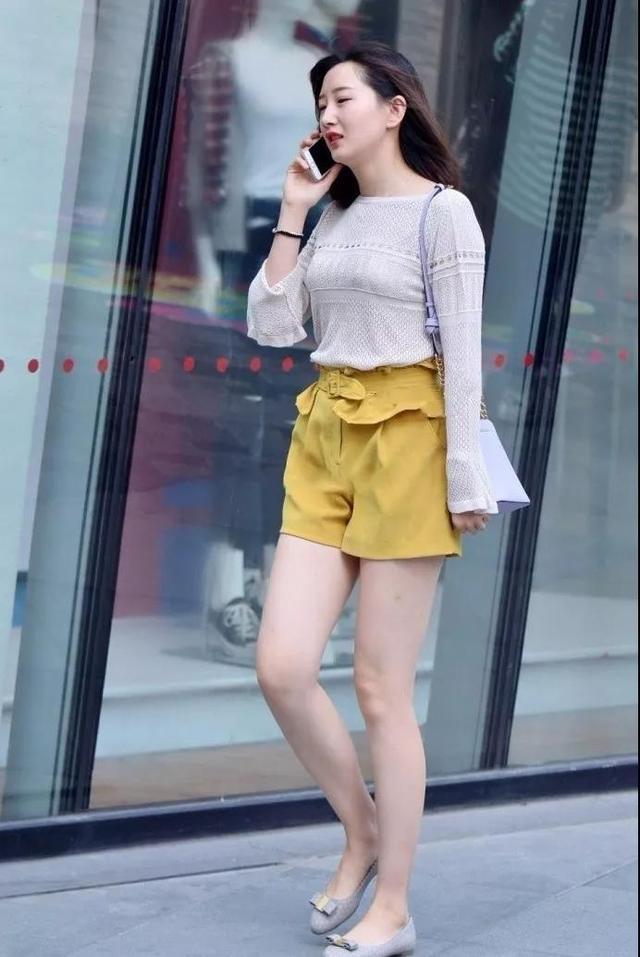 ?路人街拍，美女穿着修身，气质出众，有种小家碧玉的感觉！