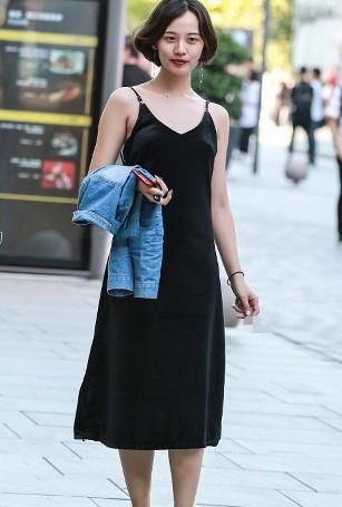  美女：路人街拍，美女一身搭配时尚又性感，气质出众