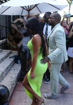 金卡戴珊全身只靠两块布遮住，不小心露出底裤，羞得人不敢看