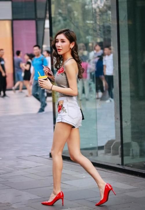  『破洞』灰色小背心打个结配破洞超短裙 让你的美秒变行走的风景