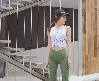 姐姐真敢穿!去健身房穿紧身露背装，前凸后翘!男人见了目不转睛