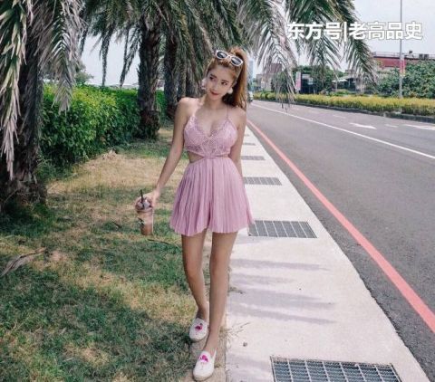 「美女」街拍:时尚甜美的紧身打底裤美女,展现出美女的纤细腰身