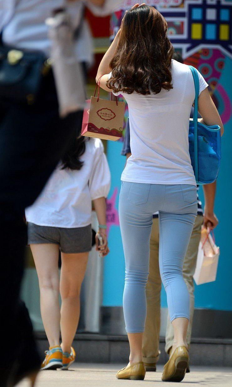 福新西路街拍:紧身牛仔裤美女，魅力十足