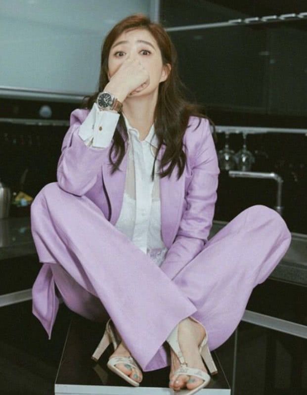 蒋欣穿西装帅帅的，居然将透视蕾丝当打底衣，要不要这么性感