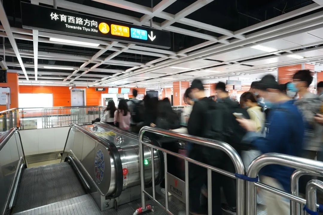  「站外限流」投票|广州地铁早高峰站外百米长龙，你会错峰出行吗？