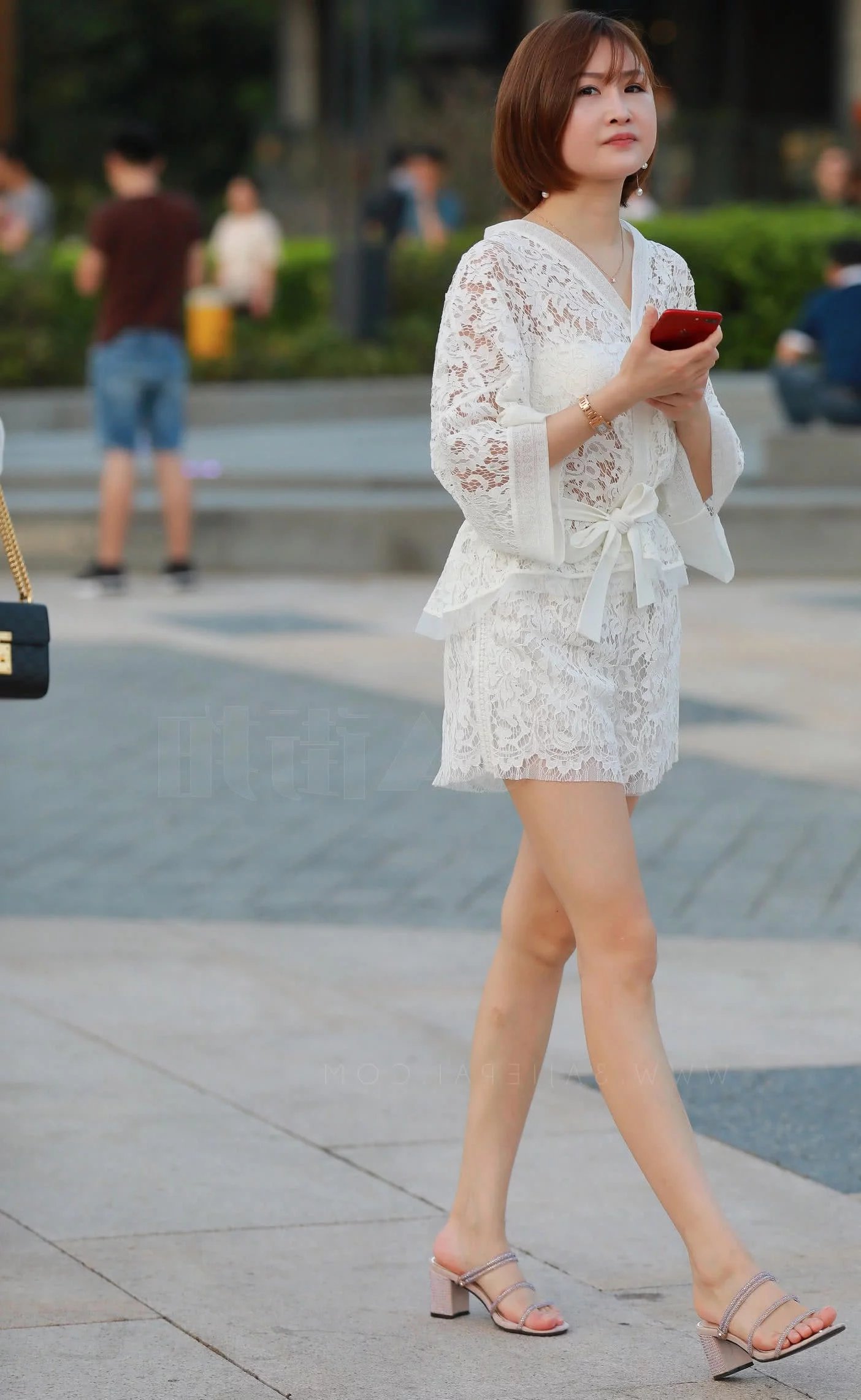 身材高挑的短发小姐姐一袭白色镂空装可爱清纯，灵气逼人