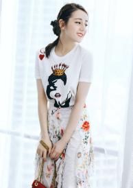 迪丽热巴又穿印花裙，肤白貌美太娇美，好身材尽显更是没话说！