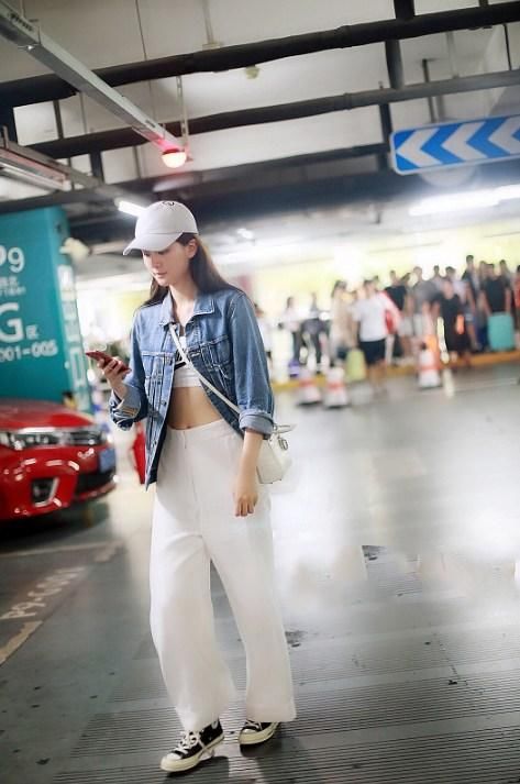 25岁乔欣真敢穿!牛仔外套里穿了一件运动内衣，网友:没有马甲线