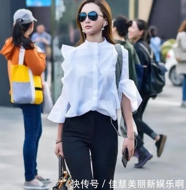  [美女]街拍：身材高挑的美女，一条米色的连衣裙，穿出时尚魅力女人味