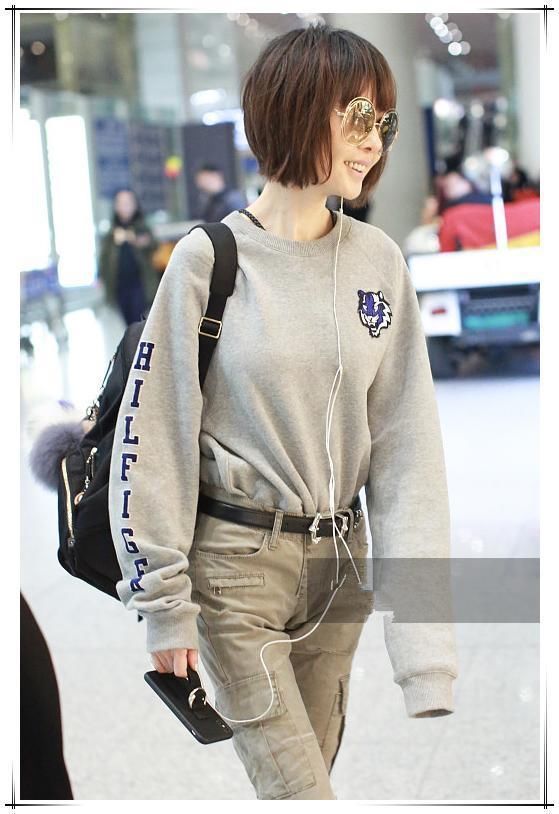 张韶涵真有86斤？最小号紧身裤都撑不起，网友：比鲁豫腿还细！