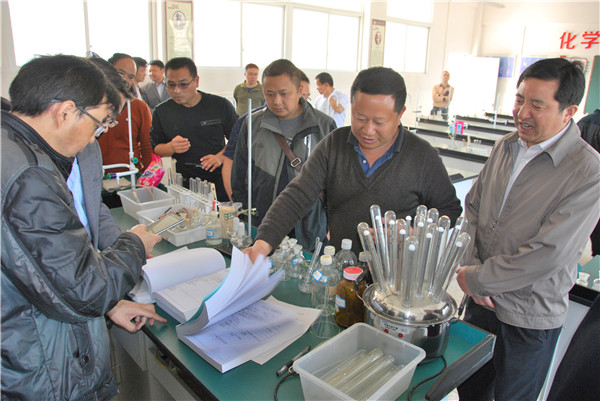 麻栗坡县教育局领导一行到罗雄一中观摩交流