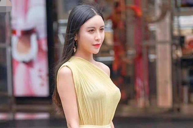 街拍：苗条白皙姿色诱人的小姐姐，穿着时尚性感身姿曼妙很撩人！