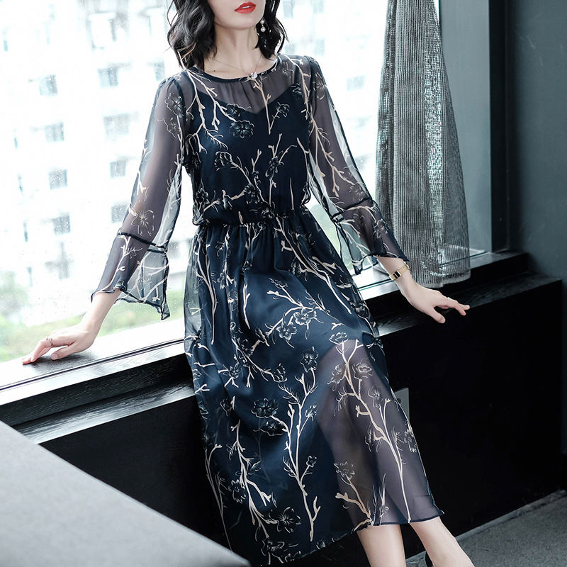 若你超过45岁，尽量穿年轻点，试下多穿素色裙，嫩成28岁姑娘