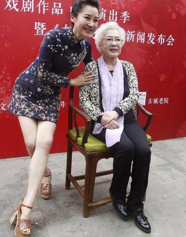 许晴脚踩大高跟，网友:还让我们矮的人可怎么活呀