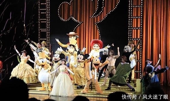 上海迪士尼允许携带食物,出现了垃圾遍地,游客素质有待提高