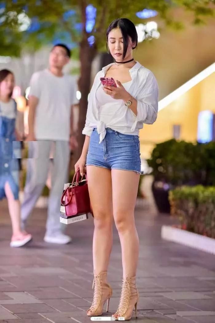 紧身牛仔裤勾勒出迷人身材 这样的少妇好比人间尤物!