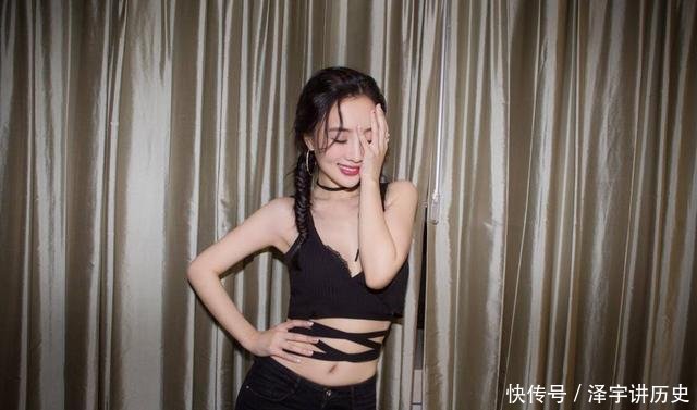 小腹■李小璐真不愧是辣妈中的战斗机, 身穿性感卫衣, 小腹忒撩人