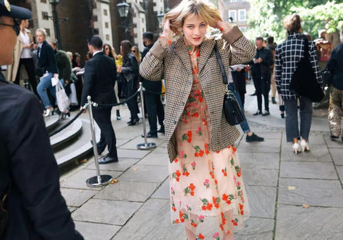 经典回归，秦岚马思纯把格纹穿得很高级