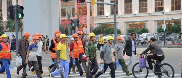 「工地上」包工头对农民工的态度：70后过于精明，80后不安稳，9