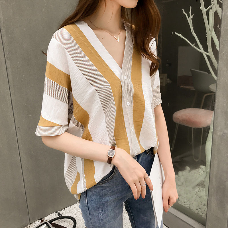 难怪嫂子一直这么美嫩，原来都穿这娃娃衫+短裤，衬肤减龄超洋气