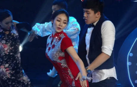 柳岩真疯狂，裙子开叉开这么高还敢跳热舞，网友：好像暴露了什么