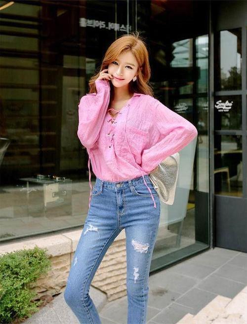 身材凹凸有致的紧身裤小姐姐，腿部曲线让人嫉妒！