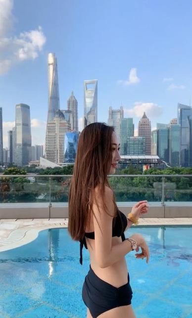  现出|身穿泳衣的小姐姐，身材好气质佳，时尚十足！