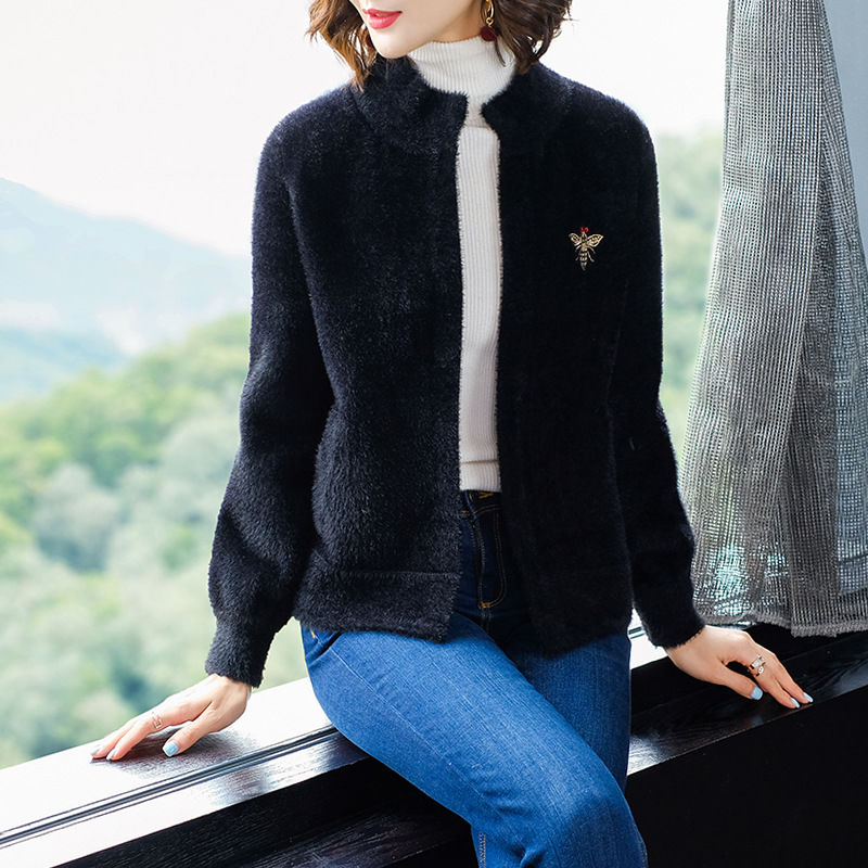 不要再穿烂大街的土风衣了，今年流行开衫+休闲裤，上身洋气炸了