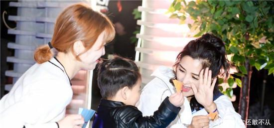 儿子被造谣, 何洁怒斥媒体“垃圾东西”, 网友评论扎心了