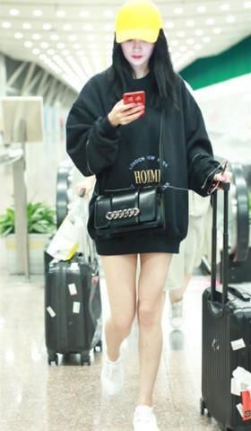 杨幂竟然把家里的烂裤子也穿了出来，网友：好像给她剪掉一块！