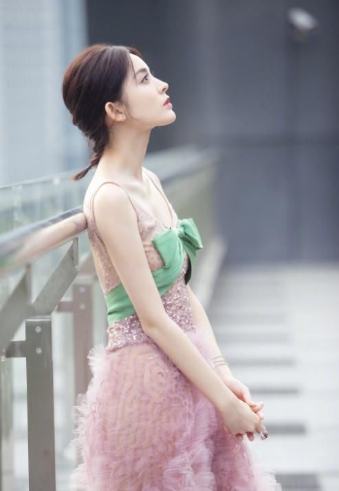 古力娜扎身穿粉裙，现身摩登都市，宛如仙女一样