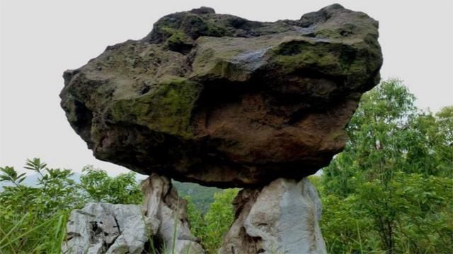 广西“双峰托蛋”奇石，20吨的巨石被2石尖托起，从何而来无人知