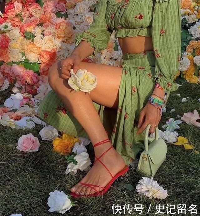  「影响我们」女生最伤脚的鞋子排行榜，高跟鞋只排第2，没想到第1名居然是它！