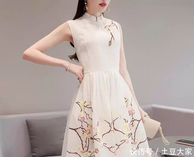  『古典』改良版旗袍中国风连衣裙，着重体现东方女性含蓄优雅的魅力