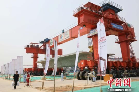  [架设]中企承建印尼雅万高铁首榀箱梁架设完成