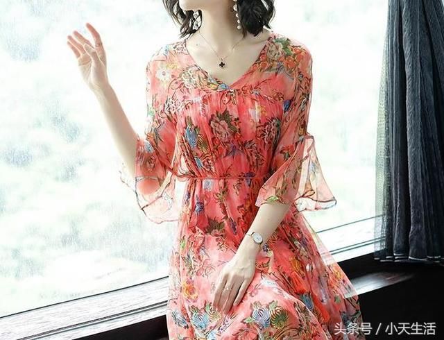 去年的连衣裙已经淘汰了，现在都流行这样的连衣裙，贼好看又实惠