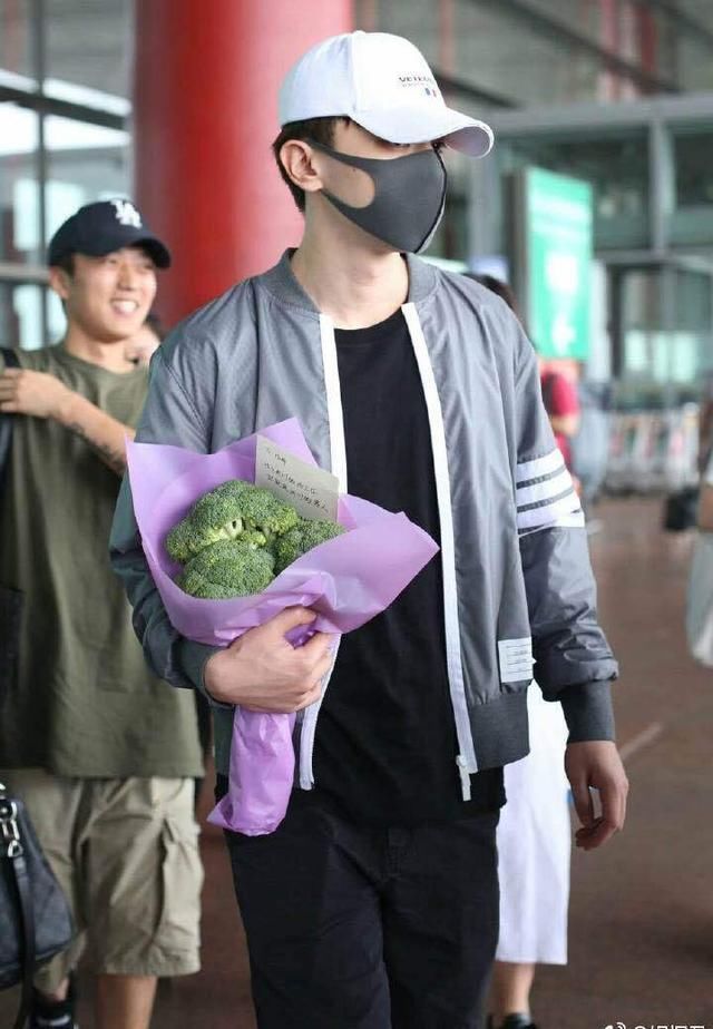 邓伦厉害了，穿短裤捧颗西兰花去机场，这礼物送得也太随意了吧！