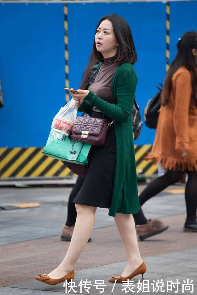 小阿姨风韵犹存穿紧身T恤裹出浑圆上围，走起路来左右摇摆吸睛无