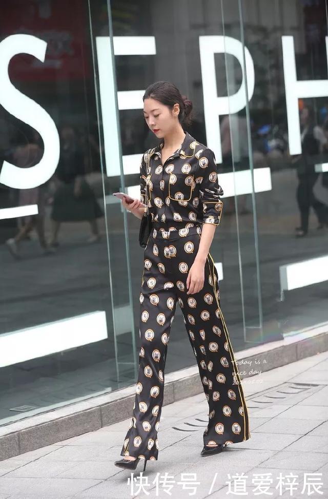 旗袍风格|美女穿上一双气质的一字带高跟凉鞋,让她看上去更加的有女人味