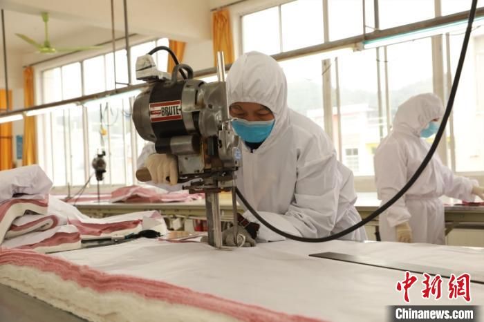  缓解@ 广西企业加紧医用防护物品生产 缓解物资紧缺现状