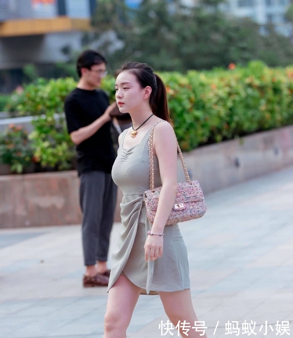 「美女」街拍美女时尚有型的小姐姐,飘逸的连衣裙,彰显女神的气质