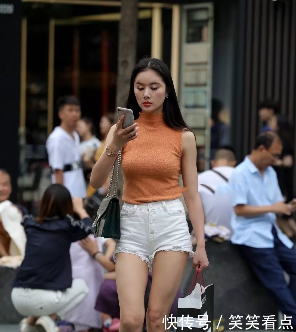 「 美女」美女姐姐无袖打底衫配毛边短裤,青春甜美chic减龄,时尚街拍