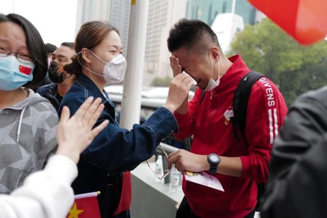  「泪目」上海第三批援鄂医疗队启程返沪，战友送别，场面泪目……